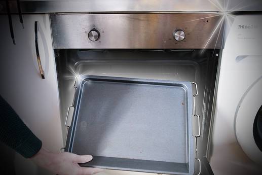Küche: Dieses Getränk entfernt starke Verkrustungen vom Backblech