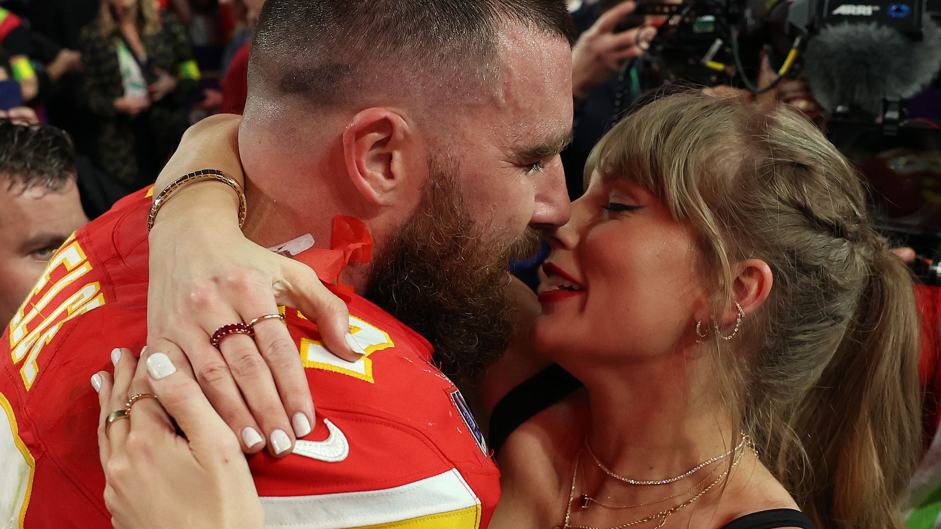 Kansas City Chiefs feiern Taylor Swift als Teil der Familie
