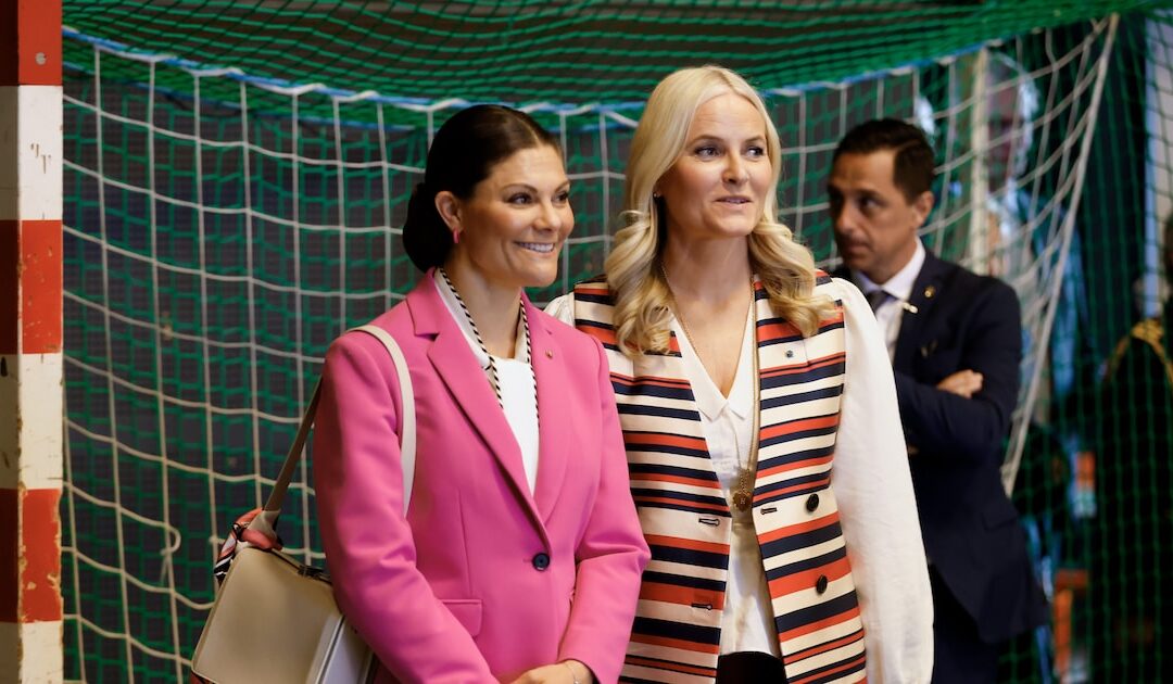 Kronprinzessin Victoria steht Haakon & Mette-Marit bei