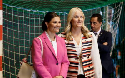 Kronprinzessin Victoria steht Haakon & Mette-Marit bei