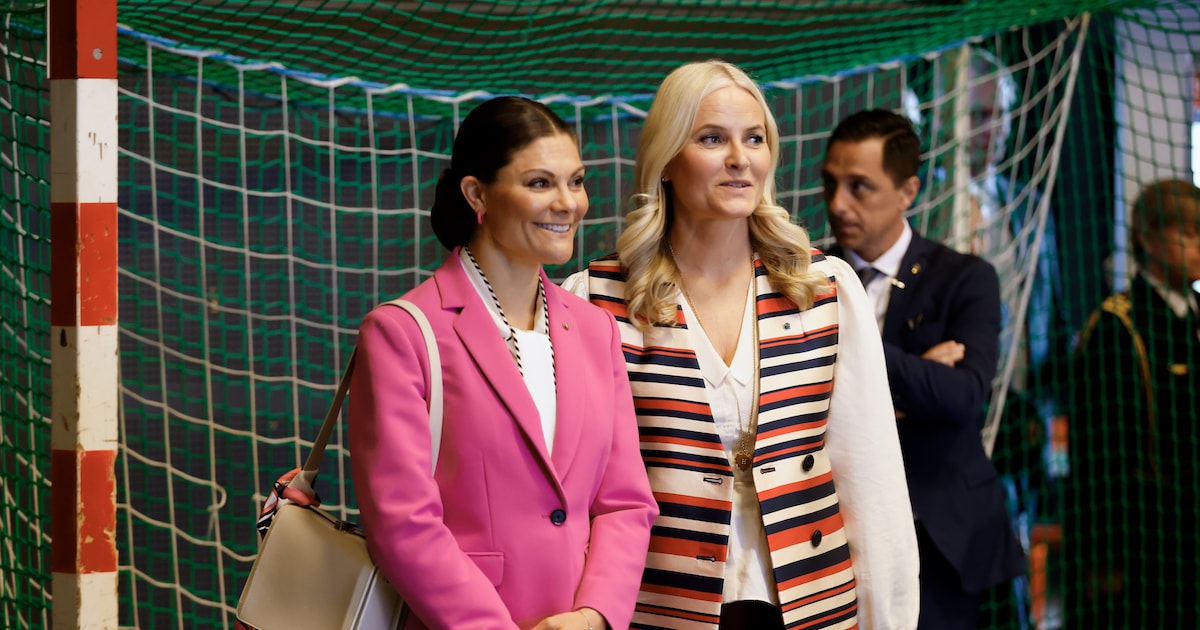 Kronprinzessin Victoria steht Haakon & Mette-Marit bei
