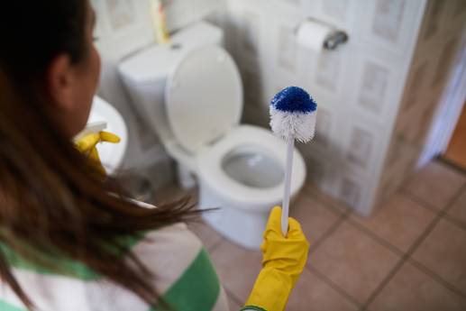 Sauberes Badezimmer: Ein Trick lässt Kalkflecken verschwinden