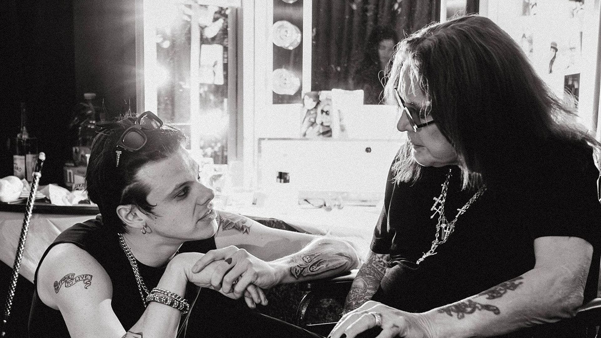 Yungblud rührt Fans mit emotionalem Tribut an Ozzy Osbourne