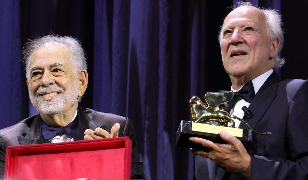 Francis Ford Coppola überreicht Werner Herzog Ehrenlöwen
