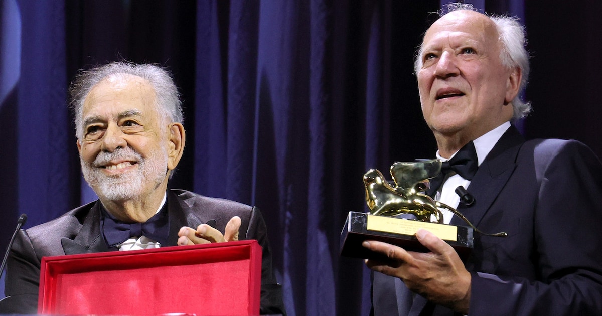 Francis Ford Coppola überreicht Werner Herzog Ehrenlöwen