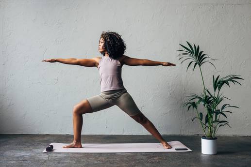 Anleitung und Wirkung: Starke Yoga-Pose: Krieger 1 bringt Power und innere Ruhe