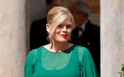 Julia Klöckner in pinkem Hingucker-Kleid bei Staatstermin