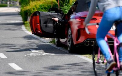 Gefahr für Radfahrer: So können Sie Dooring-Unfälle mit geöffneten Autotüren vermeiden