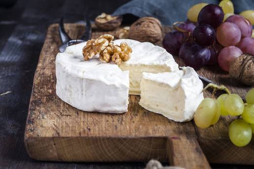 Schmeckt noch besser: So solltest du deinen Camembert schneiden