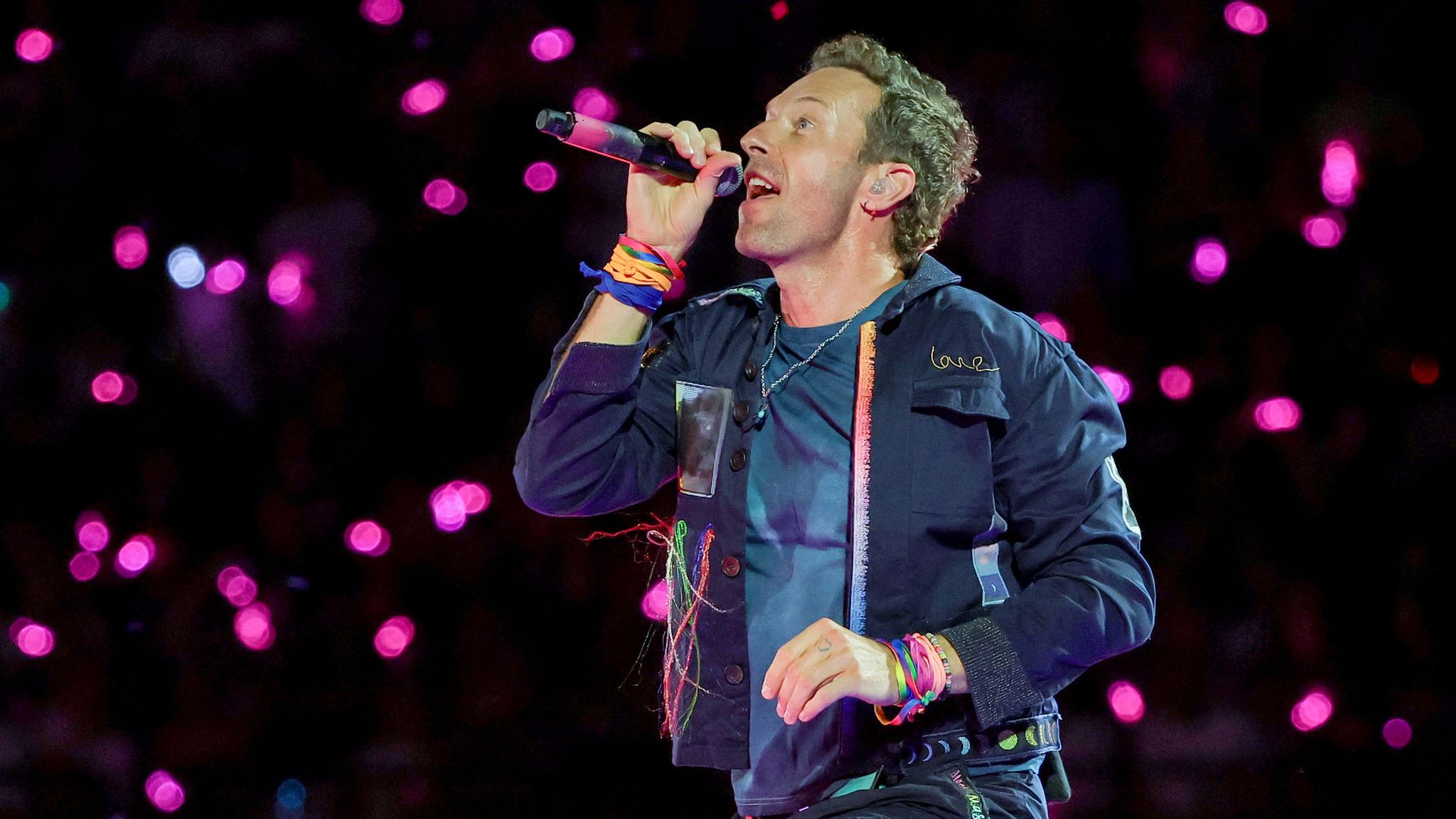 Chris Martin scherzt über Publikums-Cam-Fiasko auf Konzert