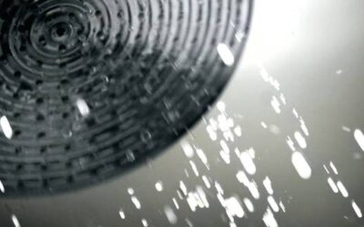 Nach dem Duschen: So verhinderst du Schimmel im Bad