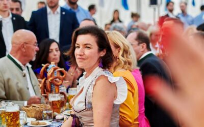 Wiesn in Berlin: Doro Bär feiert in farbenfrohem Dirndl und High Heels