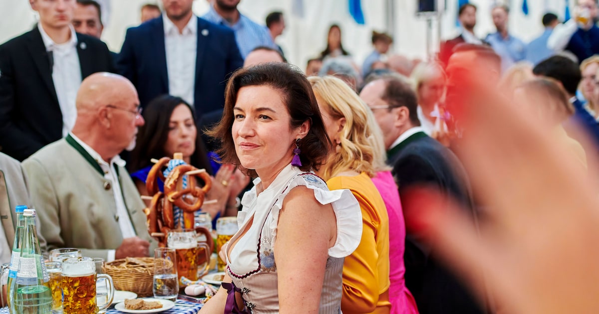 Wiesn in Berlin: Doro Bär feiert in farbenfrohem Dirndl und High Heels