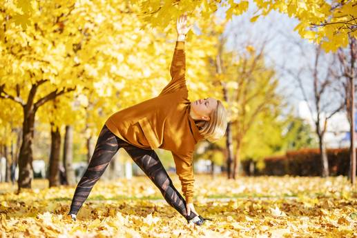 Achtsam durch die Jahreszeiten: Herbstblues? Diese Yoga-Übungen bringen dich in Balance
