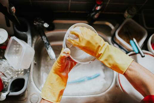 Hausmittel helfen: So befreist du Gläser ganz einfach von Etiketten