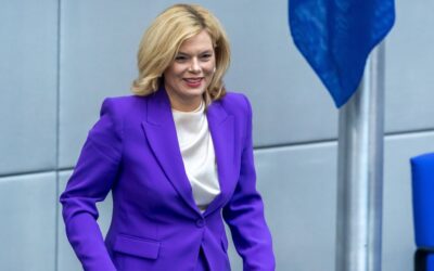 Julia Klöckner begeistert im knallpinken Recycling-Kleid