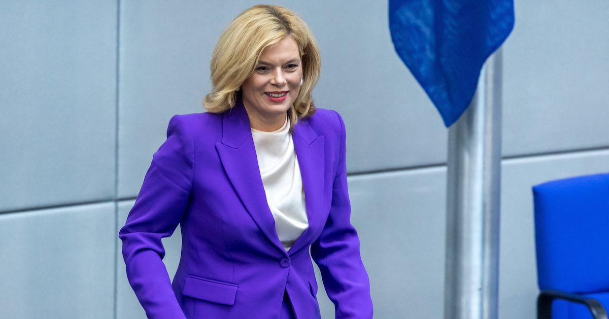 Julia Klöckner begeistert im knallpinken Recycling-Kleid