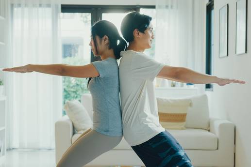Mehr Motivation: Pilates zu zweit: Mit diesen 8 Übungen stärkt ihr Bauch, Rücken und Po