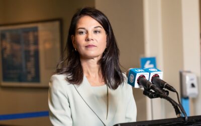 Annalena Baerbock erklärt im Wow-Look ihren neuen Job