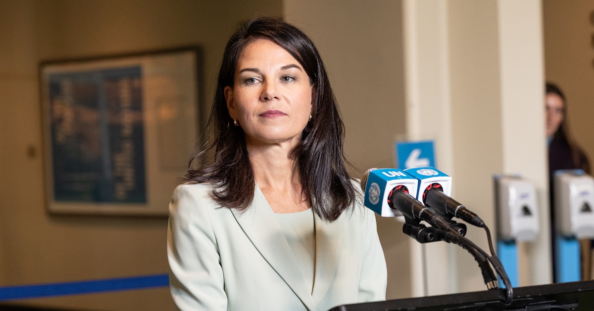 Annalena Baerbock erklärt im Wow-Look ihren neuen Job