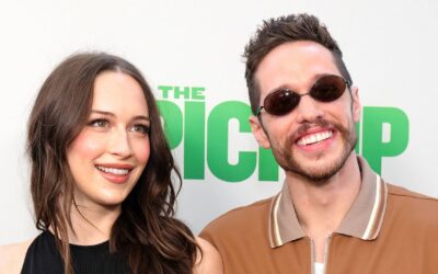 Schwangere Elsie Hewitt und Pete Davidson turteln im Stadion