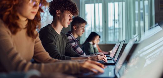 Digitalkompetenz von Schülern: So unterstützen Familien Kinder im Umgang mit KI
