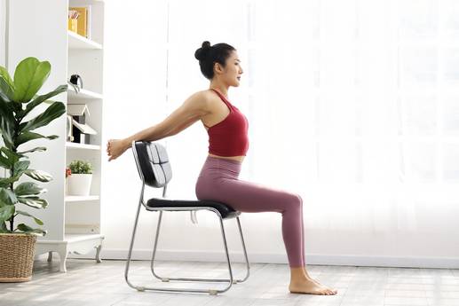 Fitness im Wohnzimmer: Dieses Stuhl-Workout ist perfekt für dein nächstes Heimtraining