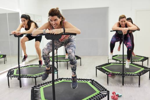 Jumping Fitness: Bis zu 800 Kalorien verbrennen – dieses Trampolin-Workout hat es in sich