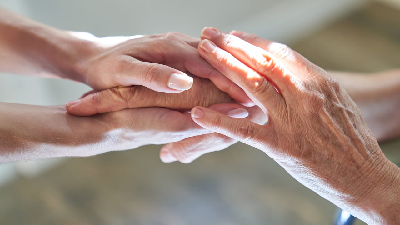 Streichung von Pflegegrad 1 wird geprüft: Darf man bei der Pflege wirklich sparen?
