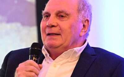 Fußball: Bayern Münchens Ehrenpräsident Uli Hoeneß kritisiert Transfersummen