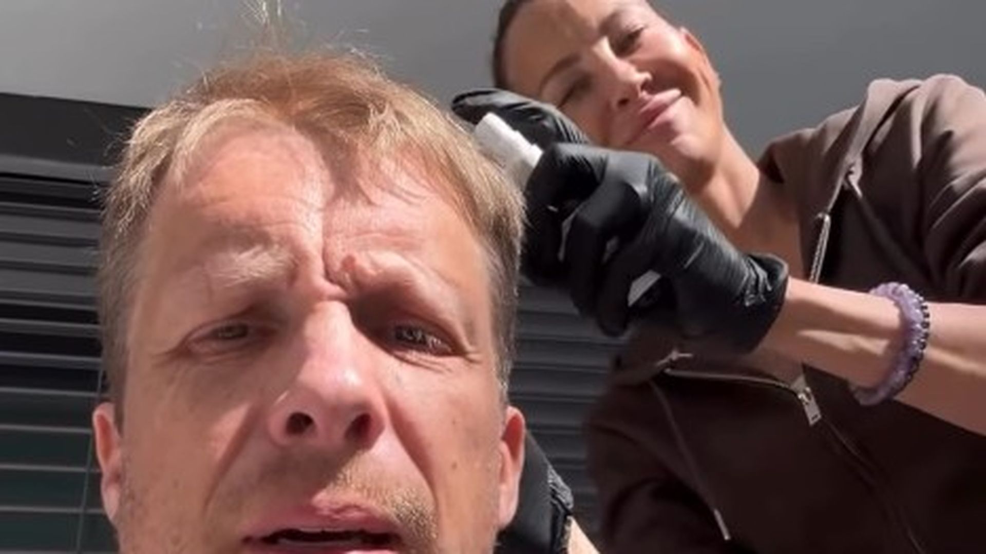 „Alle haben wieder Läuse“: Alessandra entlaust Oliver Pocher