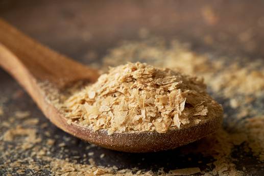 Beliebter Käseersatz: Schon probiert? So vielseitig und gesund sind Hefeflocken