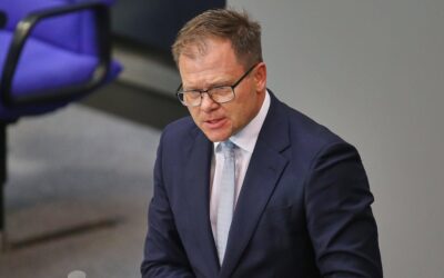 Umweltminister Carsten Schneider unterzieht sich Beauty-OP