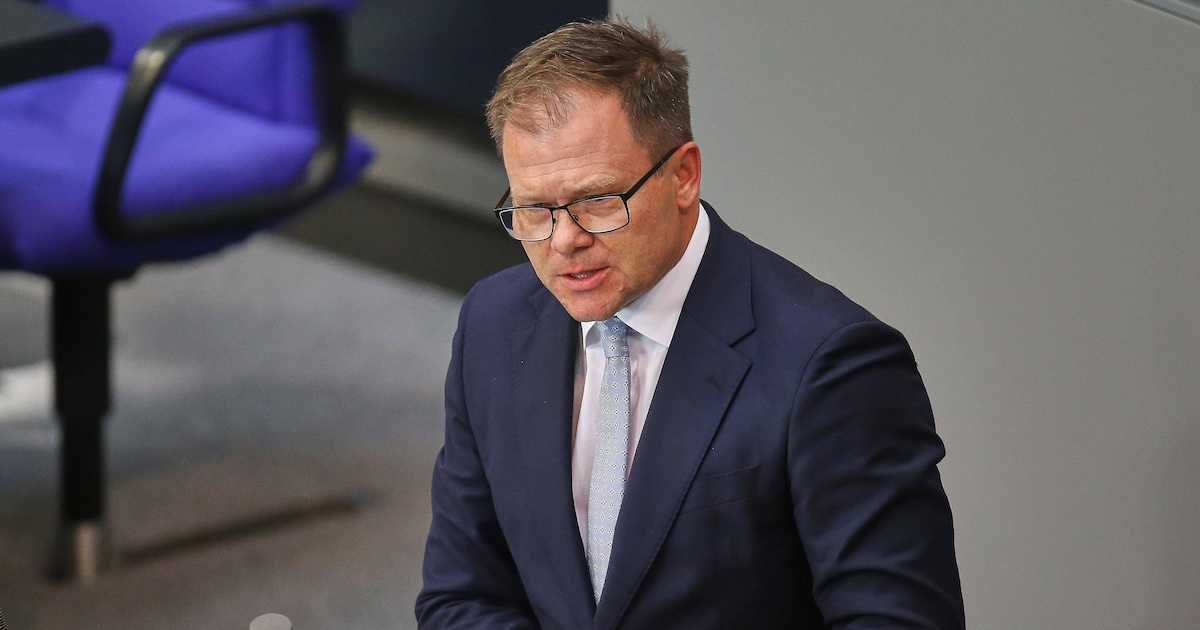 Umweltminister Carsten Schneider unterzieht sich Beauty-OP