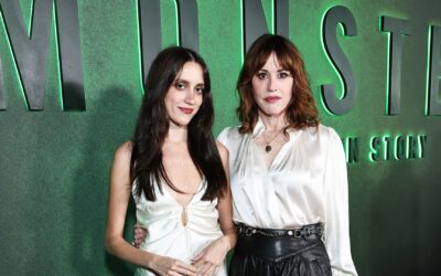 Molly Ringwald strahlt mit ihrer Tochter auf dem Red Carpet