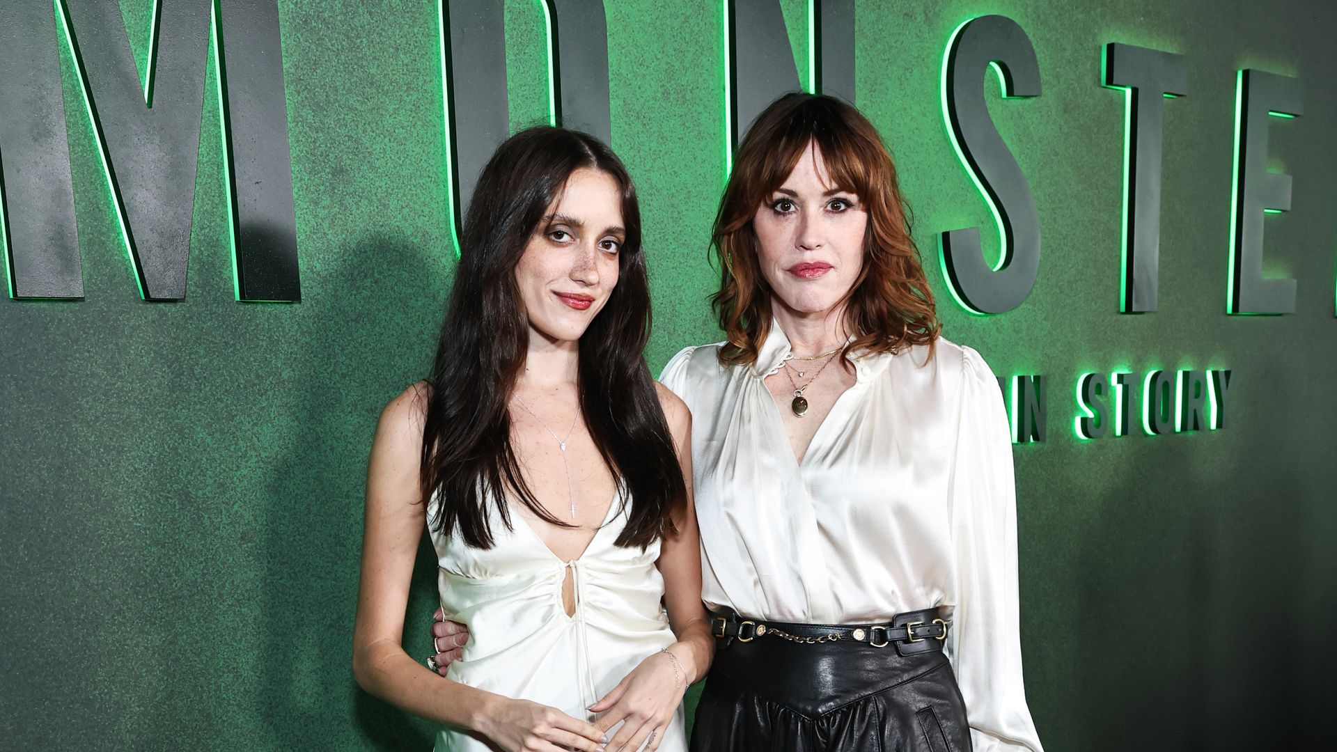 Molly Ringwald strahlt mit ihrer Tochter auf dem Red Carpet