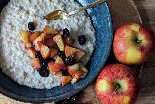 Mit Apfel: Dieses Haferflocken-Rezept ist perfekt im Herbst
