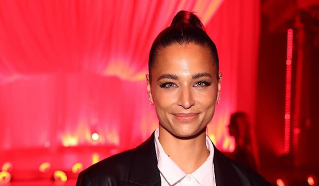 Amira Aly kämpft mit Tränen, als sie über Vater spricht