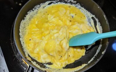 Geheimzutat: Warum du beim Braten von Eiern Essig in die Pfanne geben solltest