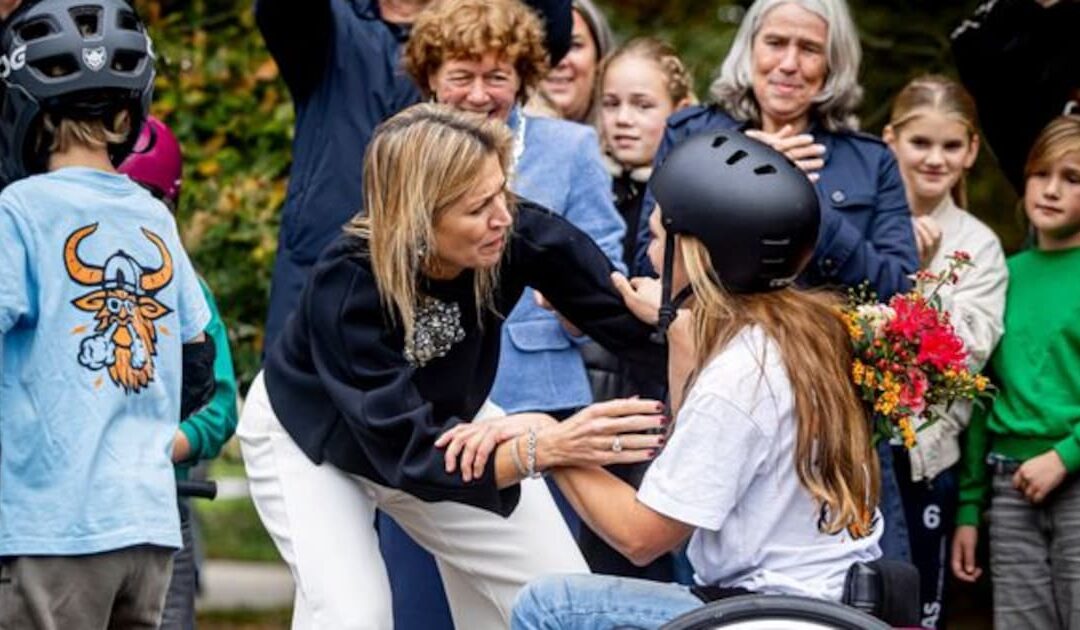 Als ein Mädchen vor ihren Augen stürzt, eilt Máxima sofort zu Hilfe