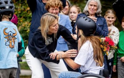 Als ein Mädchen vor ihren Augen stürzt, eilt Máxima sofort zu Hilfe