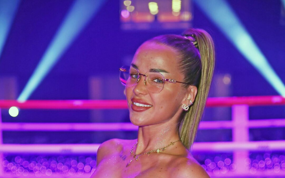 In seinem Shirt: Emmy Russ feuert Aleks bei Fame Fighting an