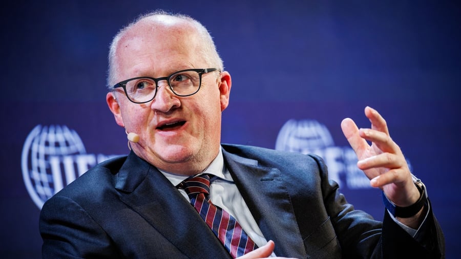 Kreditvergabe : EZB-Chefvolkswirt Lane warnt vor Dollar-Risiken für Banken