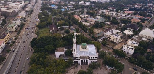 Nigeria: Gericht verurteilt zwei TikToker wegen Kussvideo zum Heiraten