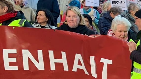 stadtbild-zoff-spd-fraktionsvize-demonstriert-in-erster-reihe-gegen-merz.jpg Stadtbild-Zoff: SPD-Fraktionsvize demonstriert in erster Reihe gegen Merz