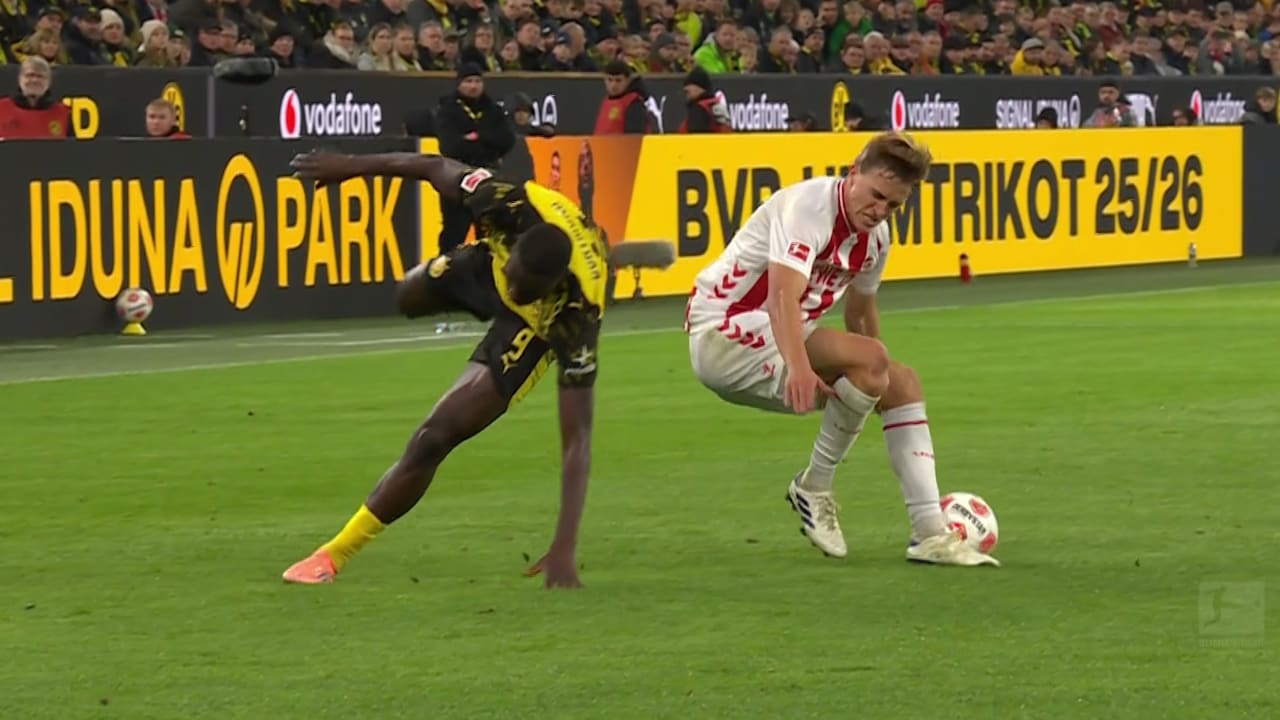 Bundesliga: Horror-Verletzung überschattet BVB-Sieg! Köln-Star wird vom Platz getragen