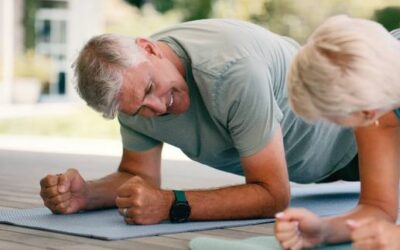 Fit über 50: Diese 8-Minuten-Morgenroutine stärkt dich mehr als 30 Minuten im Gym