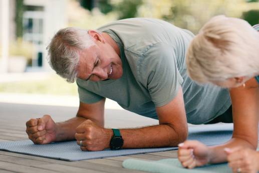 fit-ueber-50-diese-8-minuten-morgenroutine-staerkt-dich-mehr-als-30-minuten-im-gym.jpg Fit über 50: Diese 8-Minuten-Morgenroutine stärkt dich mehr als 30 Minuten im Gym