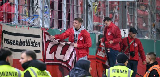 rb-leipzig-fan-stirbt-bei-pokalspiel-in-cottbus.jpg RB Leipzig: Fan stirbt bei Pokalspiel in Cottbus