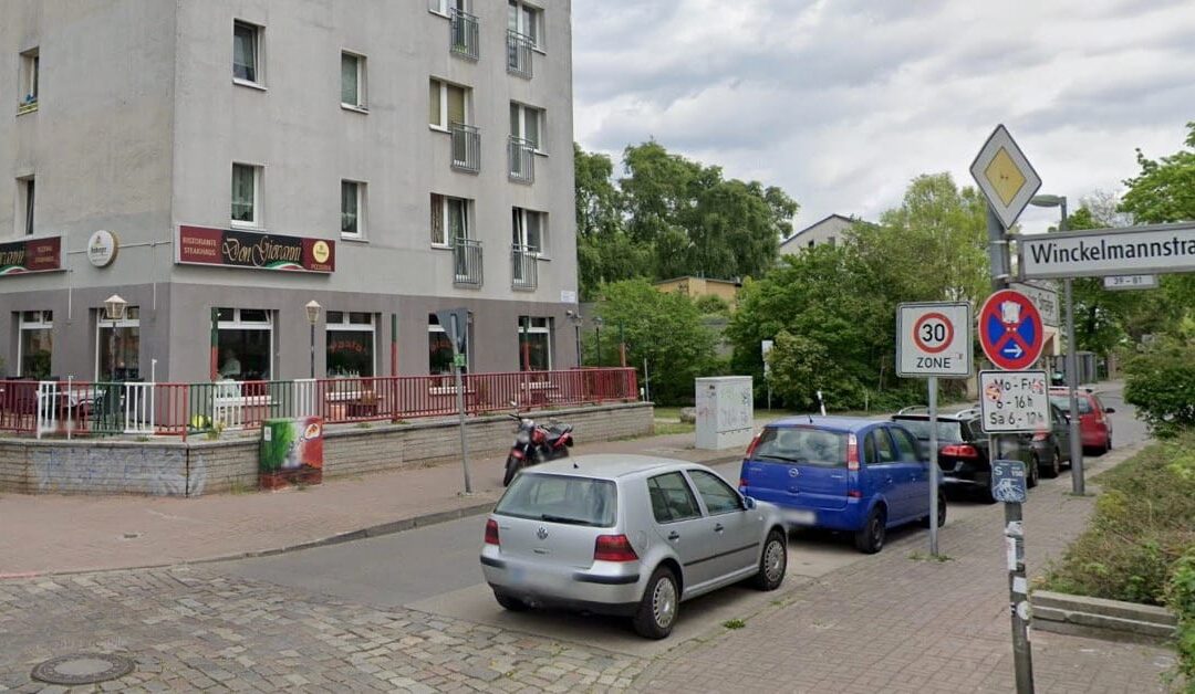 Berlin: Mann (18) entreißt Mutter Kind (2) und rennt weg